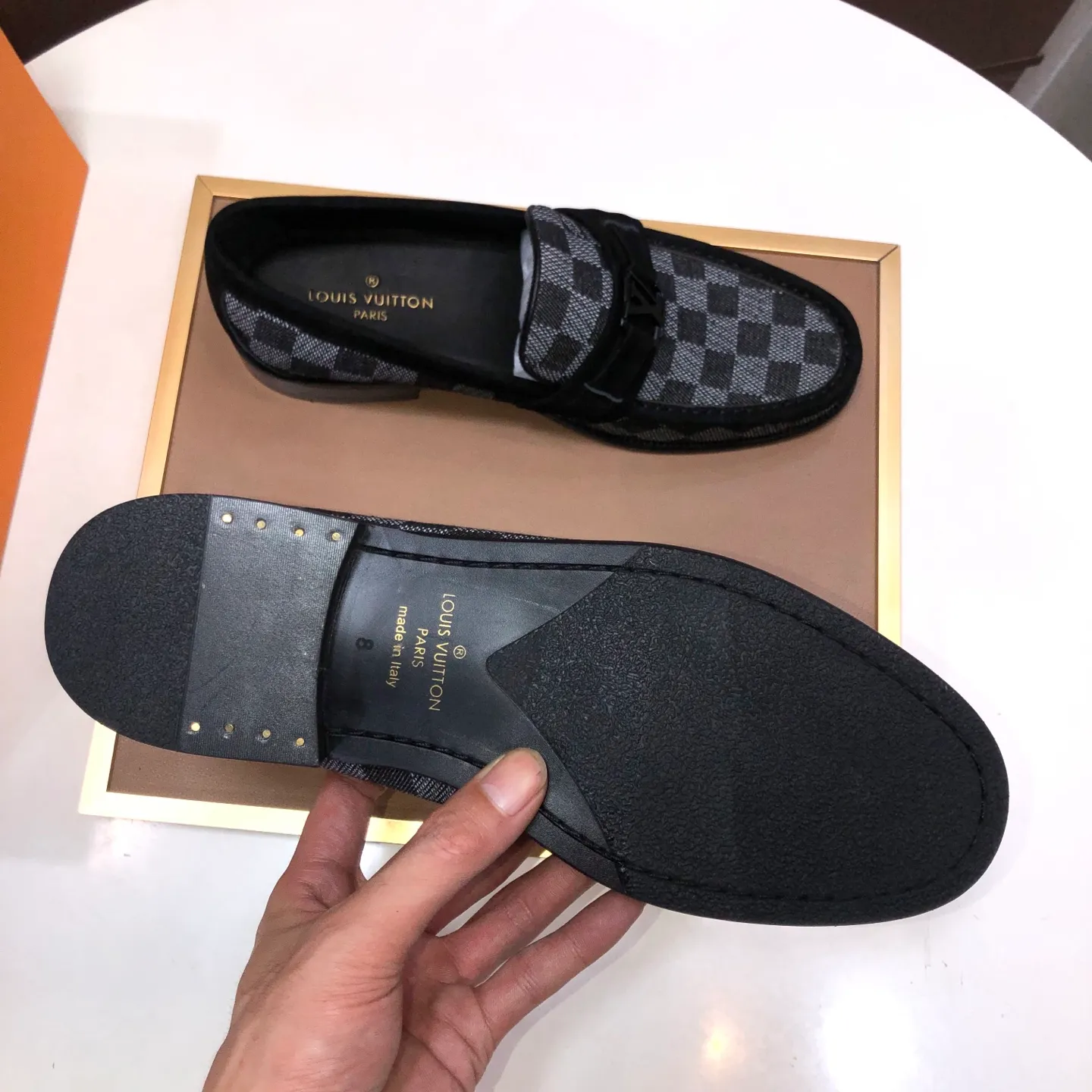 Men's men's shoes💰540💰[LV] (original single cowhide lining)🍀LV's latest genuine leather business suit shoes are available on the official website at the same time. The first-layer cowhide imported from Italy is made of heavy gold, and the official website has a 1:1 rubber outsole. Versatile to wear, high-end without losing class, and the color combination is extraordinary. This four-season style is alluring when worn on your feet, showing off your big-name flair. Standard code 38-45 (45 customized)